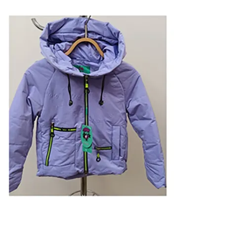 Veste enfant en tissu de couleur lilas avec capuche, cordons de serrage et fermeture zippée.