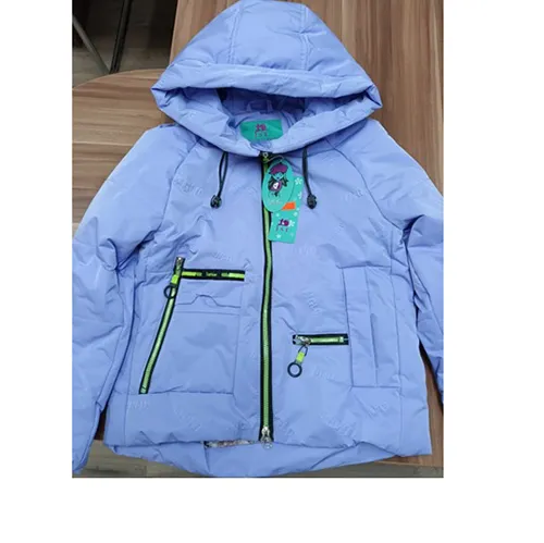 Veste enfant en tissu de couleur lilas avec capuche, cordons de serrage et fermeture zippée.