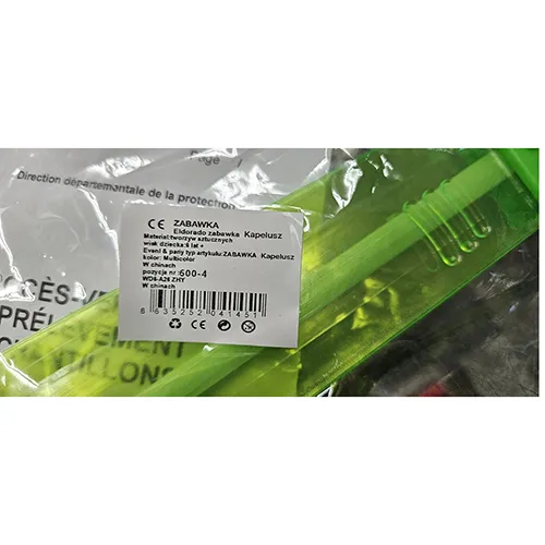 Sabre laser en plastique rose. Le sabre s'allume lorsque l'interrupteur est pressé et émet un son lorsqu'il est agité.