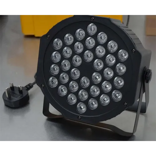 Un éclairage de scène enfichable avec plusieurs modes d'éclairage différents contrôlés à distance.