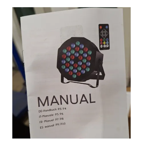 Un éclairage de scène enfichable avec plusieurs modes d'éclairage différents contrôlés à distance.
