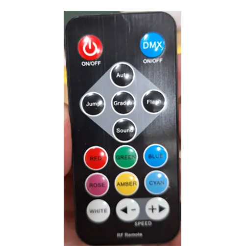 Un éclairage de scène enfichable avec plusieurs modes d'éclairage différents contrôlés à distance.