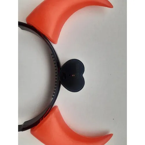 Bandeau en plastique brillant en forme de cornes de diable, à piles. Au milieu du bandeau se trouve un couvercle en forme de cœur pour deux piles AG13.