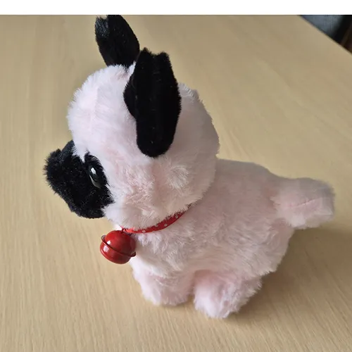 Jouet en peluche à piles, en forme de chien brun qui marche et aboie.