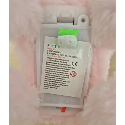 Jouet en peluche à piles, en forme de chien brun qui marche et aboie.