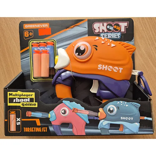 Jeu de jouets qui comprend un pistolet en forme de poisson avec un boîtier en plastique jaune dans sa bouche pour insérer des projectiles en mousse, deux projectiles roses et trois bleus avec un arbre en mousse et une ventouse orange à la fin.
