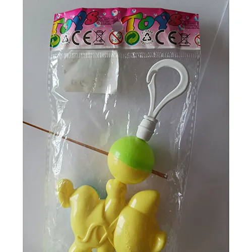 Jouet à hochet coloré avec des chats et des boules en plastique, enfilé sur une bande de caoutchouc, conçu pour être attaché sur un berceau, un berceau ou une poussette avec des crochets.