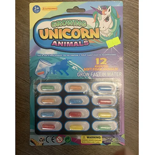 Jeu de douze capsules colorées (rose, bleu, jaune et vert). À l'intérieur de chaque capsule se trouve une figure en mousse souple comprimée en forme de licorne de différentes formes.