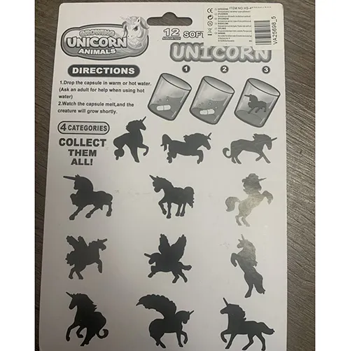 Jeu de douze capsules colorées (rose, bleu, jaune et vert). À l'intérieur de chaque capsule se trouve une figure en mousse souple comprimée en forme de licorne de différentes formes.