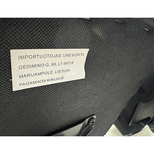 Chaise de bureau à usage domestique avec siège souple, dossier et accoudoirs. La base de la chaise est en métal, en forme d'étoile avec des roues en plastique de 50 mm. La chaise dispose d'un réglage de la hauteur du siège, d'une balançoire du dossier, d'un mécanisme de tension d'inclinaison de la chaise et de fonctions de réglage.