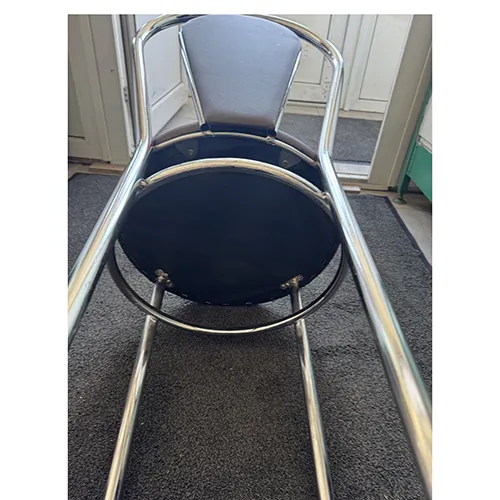 Chaise de ménage avec siège rembourré et dossier.