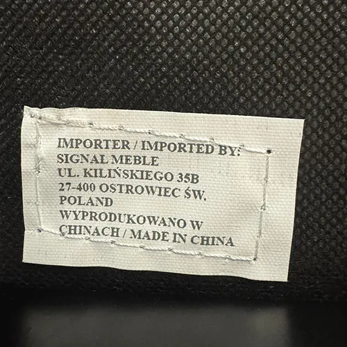 Chaise de ménage avec siège rembourré et dossier.