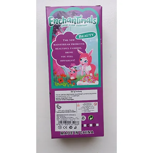 Poupée en plastique avec des yeux peints et des lèvres rouges.