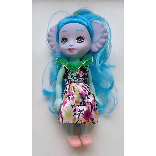 Poupée en plastique avec des yeux peints et des lèvres rouges.