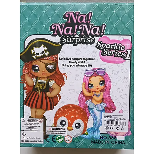 Poupée en plastique avec des yeux peints et des lèvres rouges.