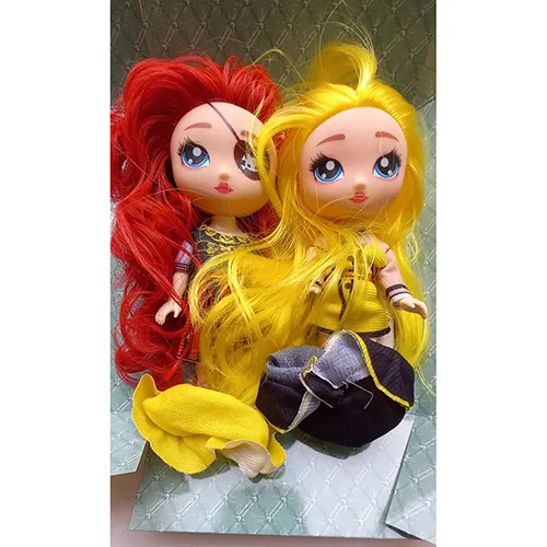 Poupée en plastique avec des yeux peints et des lèvres rouges.