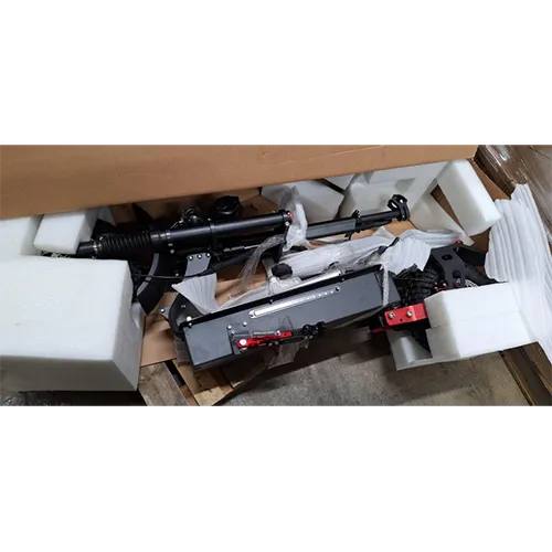 Scooter électrique avec chargeur et prise non britannique (2 broches). Autres identificateurs de produit “Produits de course” sur la parenthèse rouge