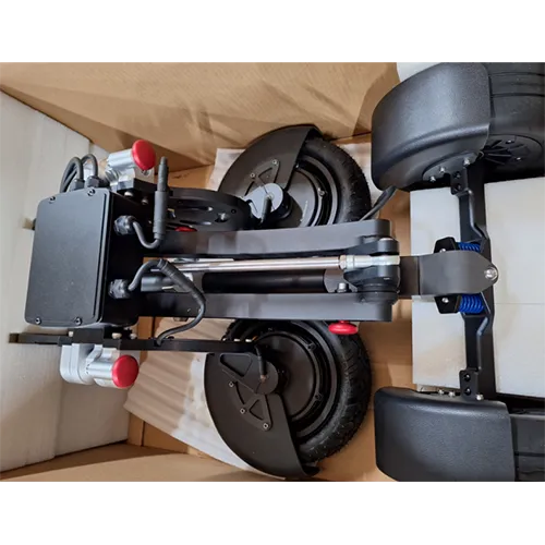 Scooter pliable électrique avec une prise murale et un chargeur.