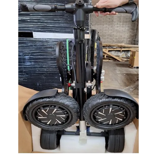 Scooter pliable électrique avec une prise murale et un chargeur.