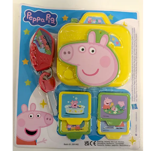 Ensemble d'appareil photo et de jouets clés fournis sur la couverture du magazine Peppa Pig, numéro 419. Le jouet est une petite clé en plastique rouge avec porte-clés.