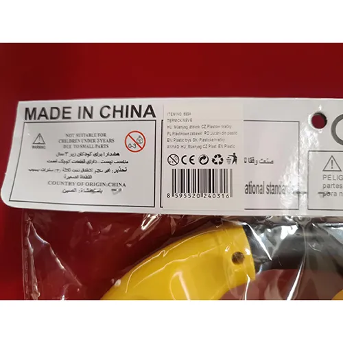 Jouet en plastique, sous la forme d'un volant de voiture, avec un tachymètre et des boutons blancs avec des symboles de moyen de transport, de déverrouillage et de klaxon. Le jouet est alimenté par deux piles AA.