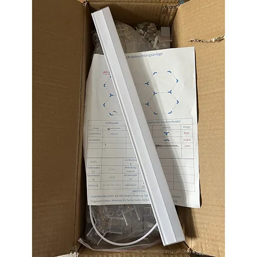 Lampe LED de plafond à assembler à partir d'éléments individuels, y compris 28 tubes. Produit vendu en ligne, notamment via eBay (numéro d'article 167546847988)