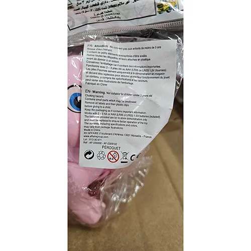 Jouet de lapin en plastique rose, avec un interrupteur. Le jouet avance, s'allume et produit de la musique lorsqu'il est allumé.