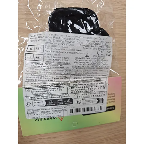 Jouet doux en forme de patte de chat. Produit vendu en ligne, notamment via Temu.