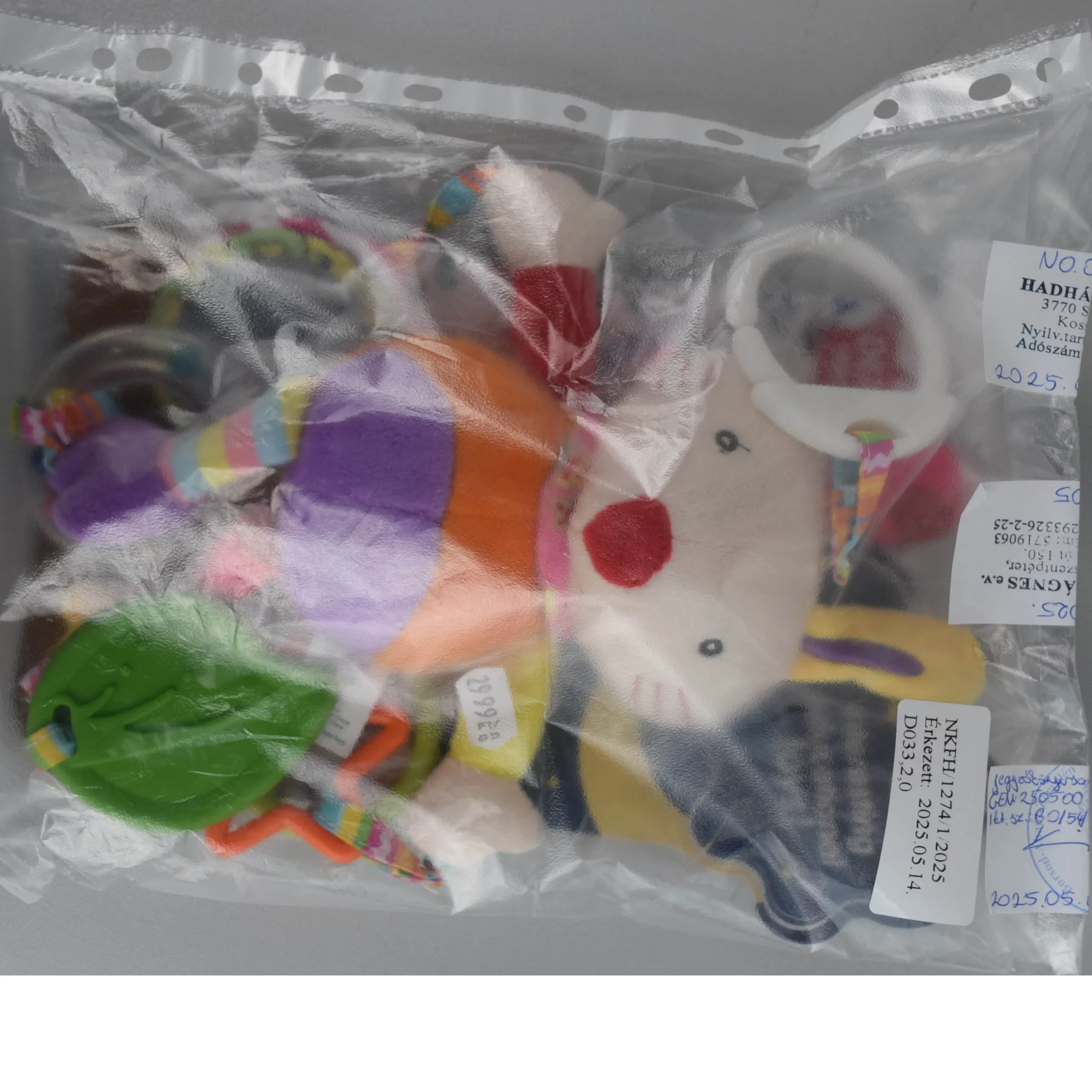 Jouet hochet, destiné aux bébés, en forme de lapin doux coloré avec des accessoires à cliquetis attachés à ses membres.