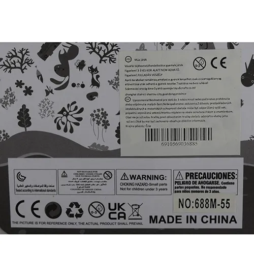 Jouet hochet, destiné aux bébés, en forme de lapin doux coloré avec des accessoires à cliquetis attachés à ses membres.