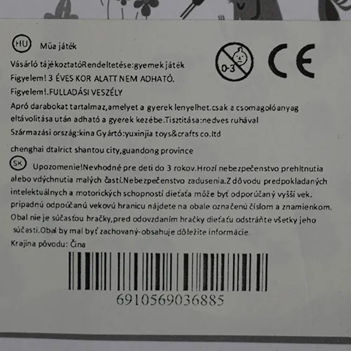 Jouet hochet, destiné aux bébés, en forme de lapin doux coloré avec des accessoires à cliquetis attachés à ses membres.