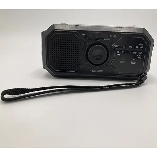 Radio d'urgence noire à manivelle solaire. Produit vendu en ligne, notamment via www.lux-case.se.