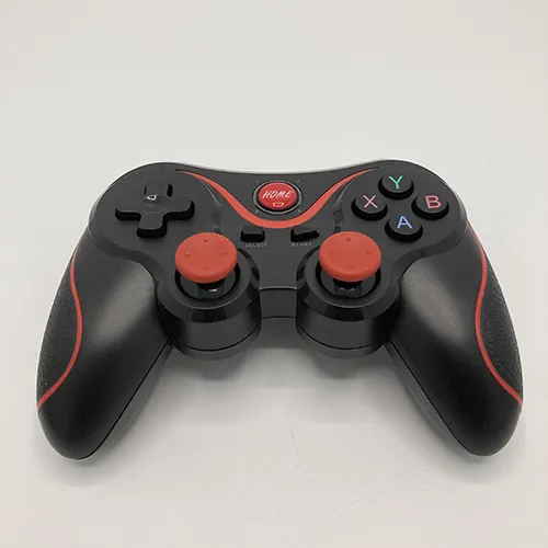 Contrôleur de jeu Bluetooth sans fil noir avec des détails rouges. Produit vendu en ligne, notamment via www.lux-case.se.