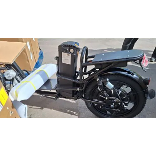 Un vélo électrique noir fourni avec une batterie lithium-ion et une prise murale.