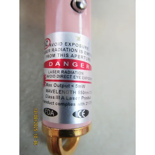 Pointeur laser avec flash LED et porte-clés en plusieurs couleurs. Le produit a deux boutons de fonctionnement et est alimenté par des piles.