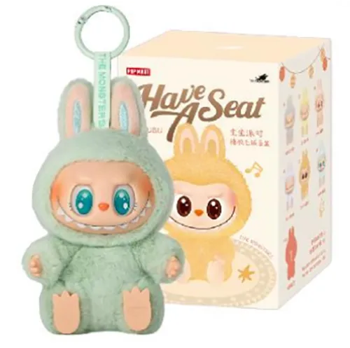 Jouet doux en forme de monstre de type Labubu avec un anneau en métal. Une partie de la collection 