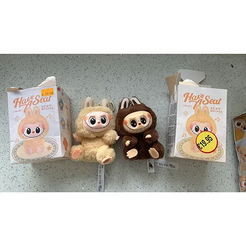 Jouet doux en forme de monstre de type Labubu avec un anneau en métal. Une partie de la collection 