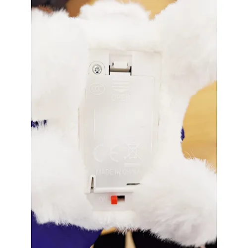 Jouet en peluche électronique en forme de chiot avec un ruban rouge et un collier avec cloche. Produit vendu en ligne, notamment via Shein (identifiant unique: sl2311262284392222).