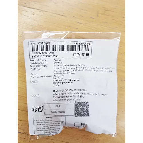 Sucette rouge en forme de lèvres. Produit vendu en ligne, notamment via Shein.