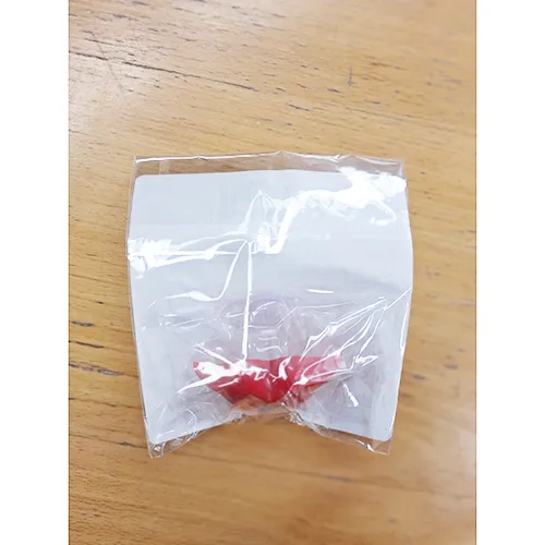 Sucette rouge en forme de lèvres. Produit vendu en ligne, notamment via Shein.