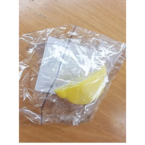 Sucette jaune en forme de bec de canard. Produit vendu en ligne, notamment via AliExpress (identifiant unique: 1005007316464587).