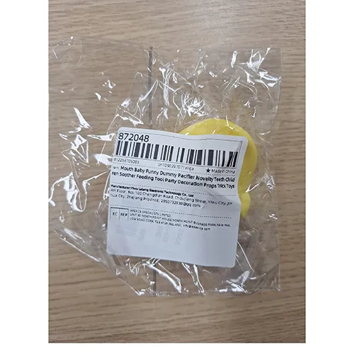 Sucette jaune en forme de bec de canard. Produit vendu en ligne, notamment via AliExpress (identifiant unique: 1005007316464587).