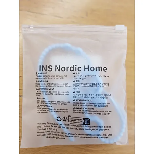 Porte-sucette bleu, en silicone. Produit vendu en ligne, notamment via Shein (identifiant unique: sa2409116296789668).