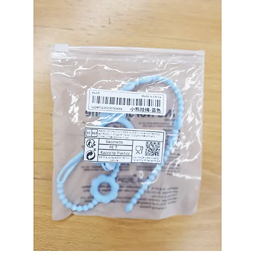 Porte-sucette bleu, en silicone. Produit vendu en ligne, notamment via Shein (identifiant unique: sa2409116296789668).