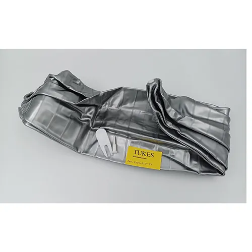 Boule en plastique gris, destinée à l'exercice, au pilates et au yoga. Produit vendu en ligne, notamment via Shein (identifiant unique: st2411288108177015).