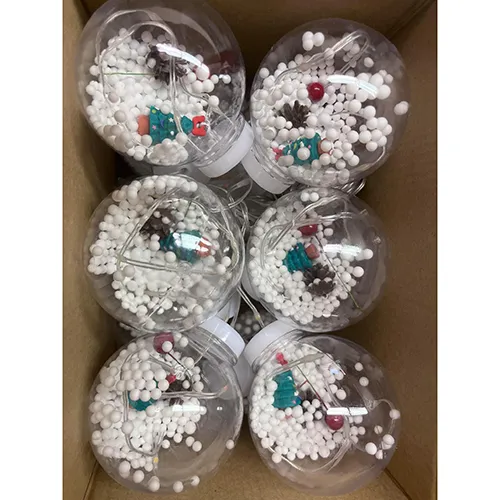 Chaîne d'éclairage avec dix ornements sphériques en plastique avec des boules de polystyrène et des décorations de pin.
