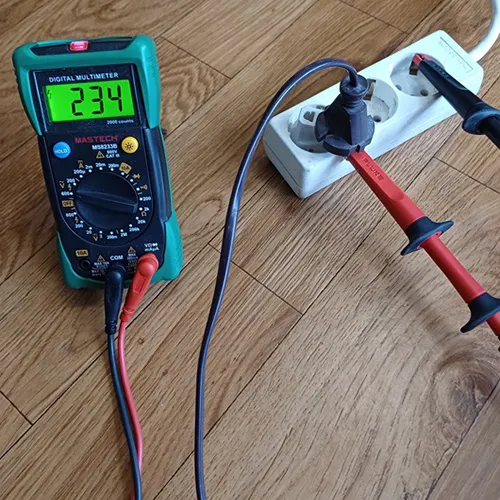 Adaptateur de voyage noir ou blanc avec prise EURO classe II et prise de courant pour prise US classe II type A et schuko.