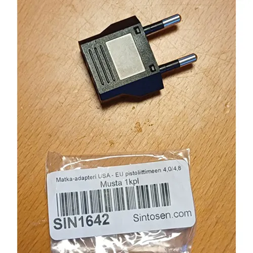 Adaptateur de voyage noir ou blanc avec prise EURO classe II et prise de courant pour prise US classe II type A et schuko.