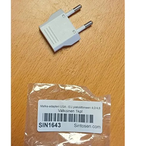 Adaptateur de voyage noir ou blanc avec prise EURO classe II et prise de courant pour prise US classe II type A et schuko.