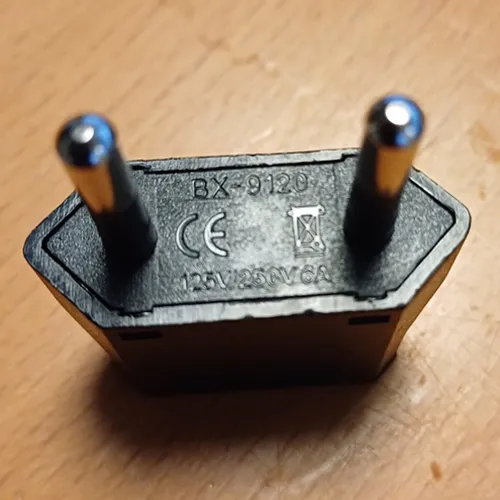 Adaptateur de voyage noir ou blanc avec prise EURO classe II et prise de courant pour prise US classe II type A et schuko.